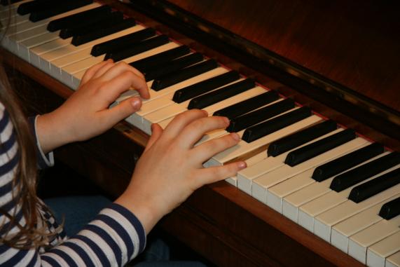 [hands playing piano]